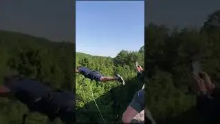 VID&Eacute;O. Jacques Brunel montre l&rsquo;exemple en sautant l&rsquo;&eacute;lastique avec le GIGN