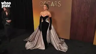 Ai #GovernorsAwards #JLo incanta con un abito caratterizzato da un particolare effetto bicolor