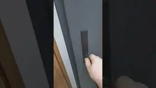 Стильная входная дверь с кодовой панелью со сканером отпечатка пальцев MODERN DOORS.