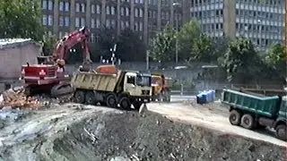 LIEBHERR R962, CAT 235C, Mercedes, IVECO, MAN Dump Trucks / Bankenzentrum Stuttgart, 15.07.1991.