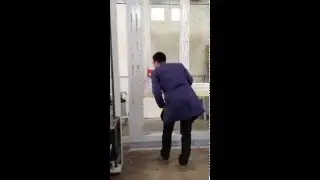 Ladro in azione: simulazione di effrazione.
