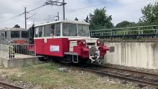 Ex SNCF Draisine du 65 vertrekt met een toeter. Bij het Franse spoorwegmuseum
