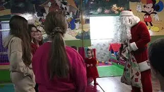 Deda Mraz doneo paketiće ali najveća želja ostaje terapija za svako dete