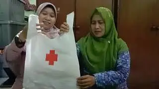 Membuat baju dokter dan topi perawat