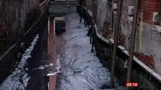 Venice canals dry up (due to low tides) (Italy) - BBC News - 13th January 2020
