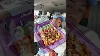 Pr&oacute;buję smażonego kurczaka i sushi Stater Bros