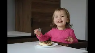 Kira helps make a delicious cheesecake with chocolate and raisins ! Kids help Mom
