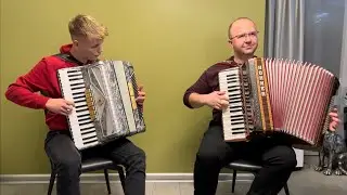 Domek z cegieł trzynastu /walczyk/-duet akordeonowy z @pietrek7777