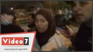 بالفيديو..قوات الأمن تلقى القبض على طالبتين إخوانيتين أمام جامعة الأزهر