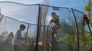 Trampoline springen met beste  vriend lol
