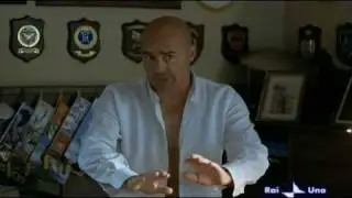Luca Zingaretti si toglie la camicia