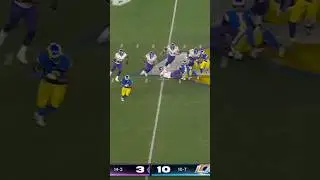JARED VERSE PICKS UP LOST FUMBLE AND RETURNS IT FOR A TD!!!😱😱😱#nfl #vikings #rams #football