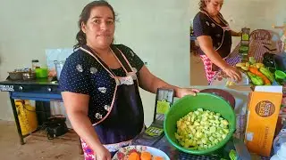 Preparando el guiso de cena navideña