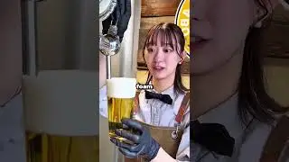 Эта девушка продемонстрировала самый безумный навык подачи пива в мире #короткоевидео