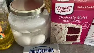 Red Velvet & Cheesecake Cupcakes #flouritup @MartinMidlifeMisadventures 
