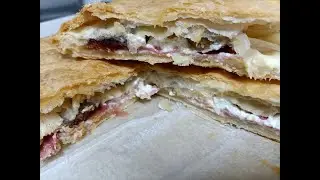 HOJALDRE DE BACÓN,DÁTILES Y QUESO DE CABRA.