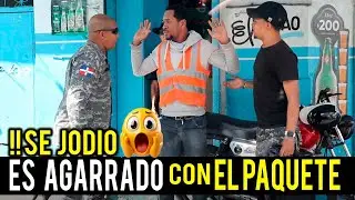 LA POLICIA LO ENCUENTRA CON EL PAQUETE EN LA MANO / SE ARMA TREMENDO LIO