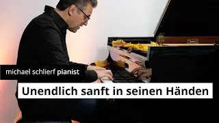 Michael Schlierf interpretiert die Eigenkomposition „Unendlich sanft in seinen Händen”