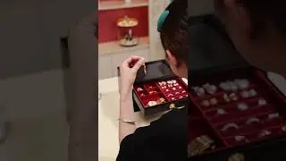 Would you like to have a piano lacquer wooden box for your gold jewelry?