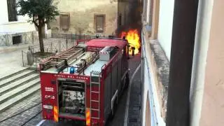 video esclusivo macchina in fiamme a Camerino