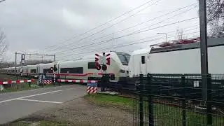 een uniek (ICE L en 193 441) passeert groenekanseweg zeldzaam