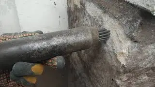 Dresden 19.08.2021 - Needlegun scaler on thick old paint on sandstone