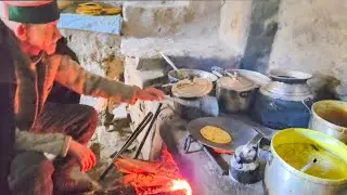 चूल्हे पर मक्की की रोटी बनती हुई एवं स्थानीय भोजन का सेवन 