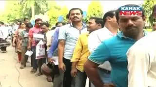 Crowd of People Near RBI Bhubaneswar For Note Exchange