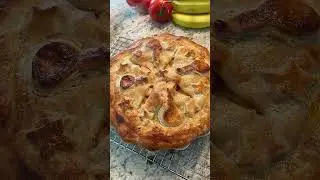🍎Apple pie🥧Apple pie crust. An American classic🍎Silky and oh so buttery🥧see description