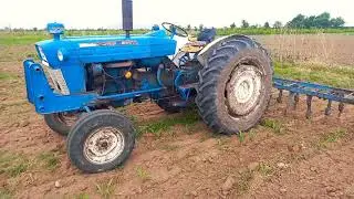 Cultivando Maíz Con Un Tractor Ford 5000 y Una Cultivadora De 4  Surcos.