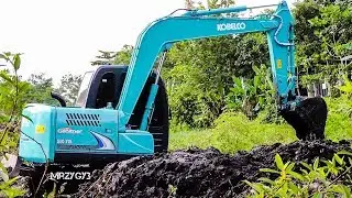 Mini Excavator Kobelco SK75 Digging Mud