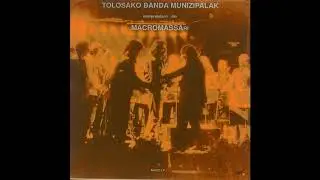 MACROMASSA EXTRAS - TOLOSAKO BANDA MUNIZIPALAK INTERPRETATZEN DIO MACROMASSA-RI (1990) - Alguien...