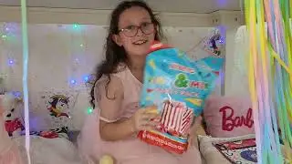 BAHAR VE BANU ALYA İLE MASANIN ALTINA DOĞUM GÜNÜ GİZLİ ODA YAPTIK !! 