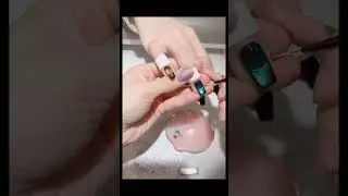 Magnetic chrome nails that shift color with every move 💎 #ChromeNails #NailArtDesign #GelNails 