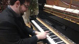 Charles Richard-Hamelin met à l'essai le piano droit de marque Esmonde White