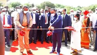 President Uhuru Kenyatta and Prime Minister Abiy Ahmed speak to Moyale residents.