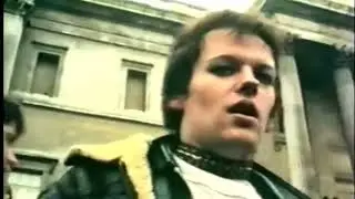 RICH KIDS performing PRETTY VACANT
