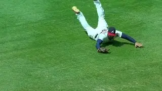 PHI@ATL: Markakis lays out for diving grab, saves run