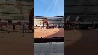 Salida de las motos de la Majes Ride desde las gradas de la plaza de toros de Colmenar Viejo.