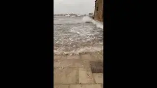 Maltempo, la storm surge dello Jonio invade Marzamemi e Catania: immagini spaventose dalla Sicilia!!