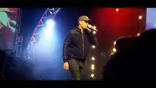 Blue singing All Rise at Pontins Prestatyn 2022