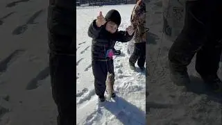 Самая большая рыба, которую когда-либо поймал мой маленький сынок! #рыбалка #подледнаярыбалка #ло...