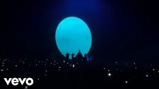 Ariana Grande Performs 