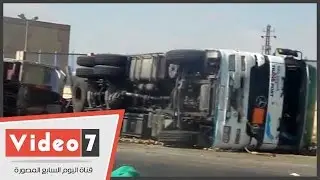 انقلاب شاحنة ضخمة على طريق مصر إسكندرية الصحراوى