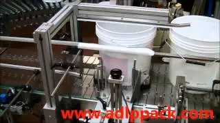 Labelmachine voor conische emmers met hengsel