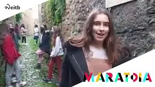 Elkar Hezi Ikastetxeko ikasleek panderoz, tronboiz eta gitarraz lagundu dute abestia