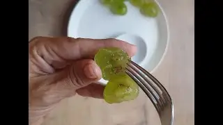 How to remove the seeds from grapes with a fork.