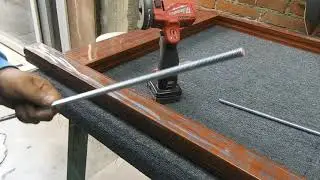 Colocando espárragos o tensores a puerta San Luis