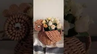 А вы какие изделия любите плести. Практичные или декоративные?)