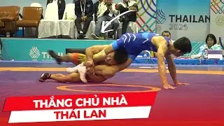 Đô vật Việt Nam chịu kẹp cổ để không cho đối thủ bỏ chạy